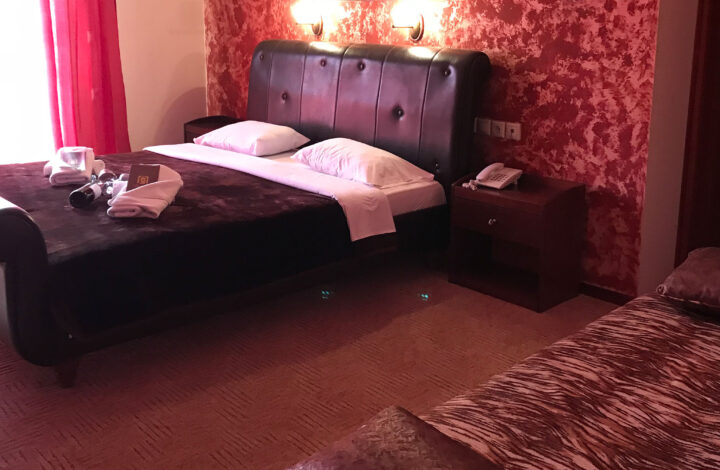 Τρίκλινο Δωμάτιο (1 διπλό & 1 μονό κρεβάτι)
